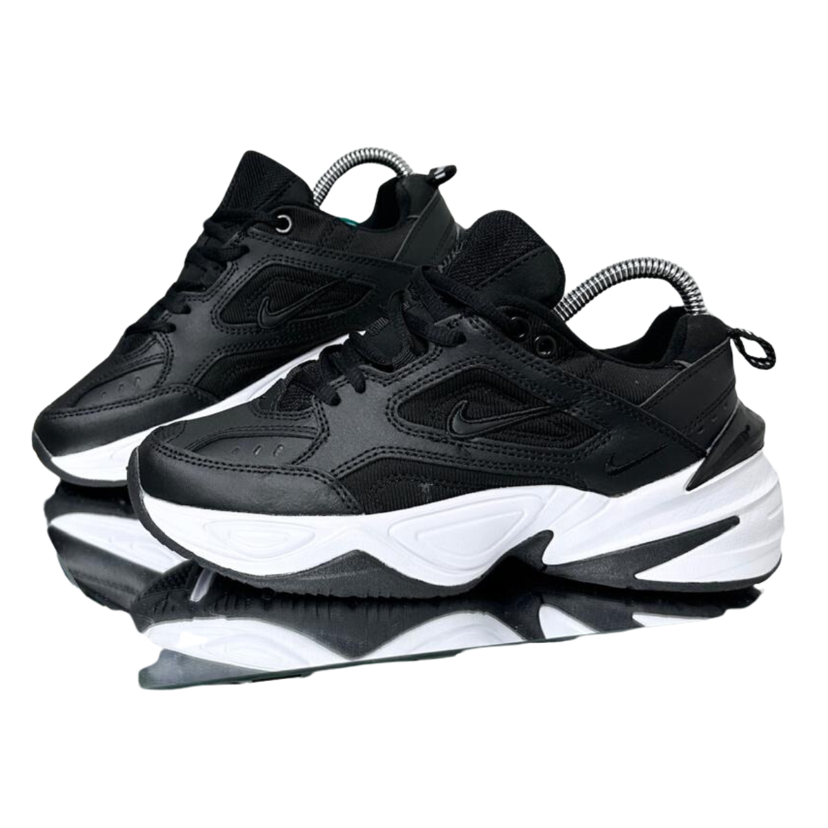 Comprar Zapatillas Nike M2K Tekno Hombre: Estilo, Comodidad y Versatilidad. En Onlineshoppingcenterg, sabemos que buscas lo mejor en estilo y comodidad. Las zapatillas Nike M2K Tekno Hombre son una excelente elección para quienes quieren lucir a la moda sin perder confort. En este artículo, te contaremos todo lo que necesitas saber sobre este popular modelo y cómo puedes comprar zapatillas Nike M2K Tekno Hombre fácilmente en nuestra tienda online.  ¿Por Qué Elegir las Zapatillas Nike M2K Tekno Hombre? Las Nike M2K Tekno Hombre son reconocidas por su diseño robusto y retro inspirado en la icónica línea "dad shoes" de Nike. Este estilo ha vuelto con fuerza, y las M2K Tekno combinan perfectamente estilo y funcionalidad, brindando comodidad gracias a su suela gruesa y materiales de alta calidad. Además, puedes encontrarlas en una gran variedad de colores que van desde las clásicas Nike M2K Tekno White hasta versiones en tonos oscuros como Nike M2K Tekno Hombre Negras.  Características Destacadas Comodidad Superior: Gracias a su suela gruesa y amortiguación suave, las zapatillas Nike M2K Tekno Hombre ofrecen un confort excepcional, ideal para el uso diario o actividades casuales.  Estilo Versátil: Con opciones como las Nike M2K Tekno Cool White, Nike M2K Tekno White Pure Platinum, y Nike M2K Tekno White Beige, tienes múltiples combinaciones para adaptarse a cualquier look.  Durabilidad: Fabricadas con materiales de alta calidad, estas zapatillas están diseñadas para resistir el uso continuo sin perder su estilo y confort.  Modelos Populares de Nike M2K Tekno para Hombre Si estás considerando comprar zapatillas Nike M2K Tekno Hombre, es importante conocer algunos de los modelos más populares en nuestra tienda Onlineshoppingcenterg. Aquí te mencionamos algunos de los favoritos:  Nike M2K Tekno Hombre Blancas Las Nike M2K Tekno Hombre Blancas son una de las opciones más buscadas, ya que su color blanco combina con todo tipo de atuendos. Si quieres un look limpio y moderno, este modelo es ideal. En esta línea puedes encontrar opciones como:  Nike M2K Tekno White Nike M2K Tekno White Pure Platinum Nike M2K Tekno Triple White